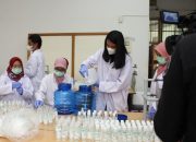 Tim FK UI Produksi Hand Sanitizer, Dibagi-bagi Gratis Buat Warga