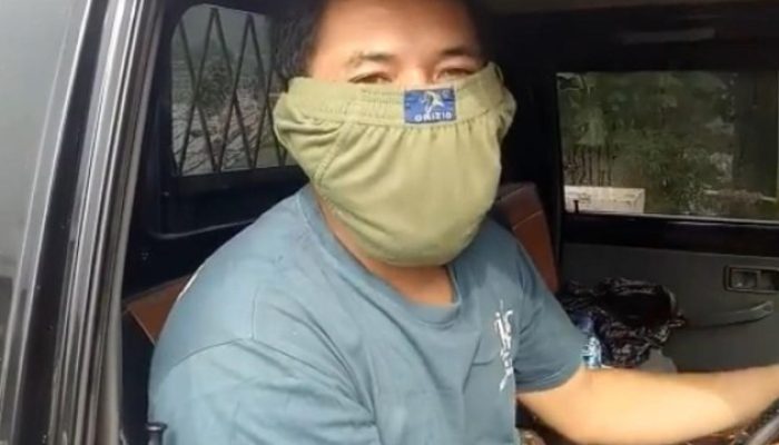 Masker Mahal, Supir Ini Pilih Gunakan Sempak Buat Halau Corona