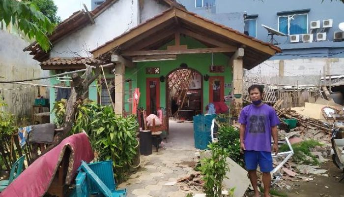 Tak Ada Hujan dan Angin, Rumah Warga di Depok Ambruk