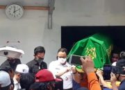 Anies Ikut Tandu Keranda Jenazah Petugas PSSU Korban Tabrak Lari