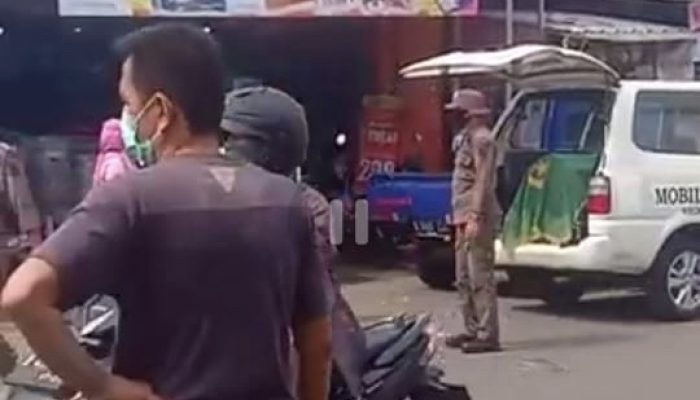 Warga Bogor Dihukum Masuk Ambulans Berisi Keranda Mayat