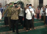 Ibu Ketua Relawan Jari ABW Wafat, Gubernur Anies Ikut Gotong Keranda