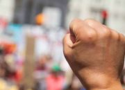 Demo Tolak Omnibus Law di Istana Ricuh, Polisi tembak Gas Air Mata