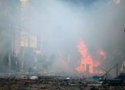 Giliran Pospol Patung Kuda Dibakar, Polisi Terus Tembakkan Gas Air Mata