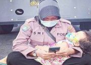 Viral! Bu Polwan Gendong Anak di Tengah Aksi Unjuk Rasa