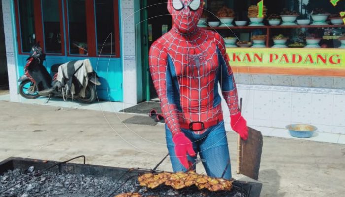 Viral! Spiderman Bakar Ayam Buat Santapan Pengunjung