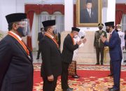 Presiden Jokowi Anugerahkan Tanda Kehormatan Bintang Mahaputera dan Bintang Jasa bagi 71 Tokoh