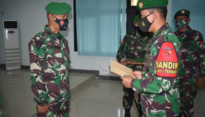 Dandim Ternate Lestarikan Tradisi ‘Lepas Personel’, Beri Penghargaan Tali Asih