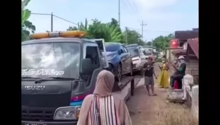 Viral! Warga Desa di Tuban Ramai-Ramai Borong Mobil