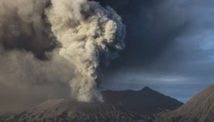 Aktifitas Gunung Raung Meningkat, Letusan Terdengar Hingga 30 Kali