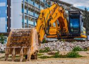 Akhirnya, Dua Alat Berat Robohkan Tembok Pembatas Warga