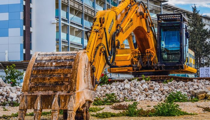 Akhirnya, Dua Alat Berat Robohkan Tembok Pembatas Warga