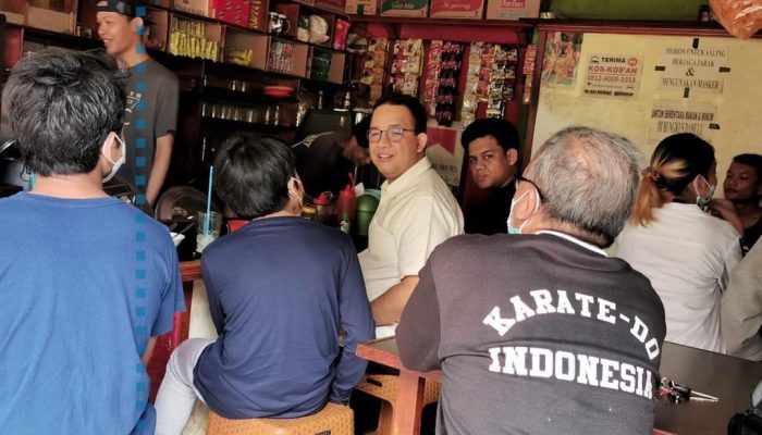 Dialog Lucu Warga dengan Anies saat Makan di Warkop: Bapak Wajahnya Mirip Pak Anies Ya