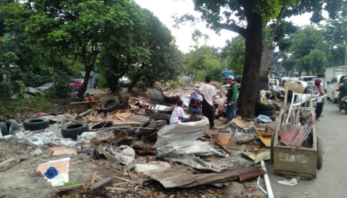 Tolak Digusur, Warga Menteng Dalam Jaksel Bermalam di Lokasi Penggusuran