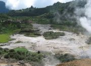 Kawah Sileri Dieng Erupsi, Lontarkan Lumpur dan Batu Hingga 400 m