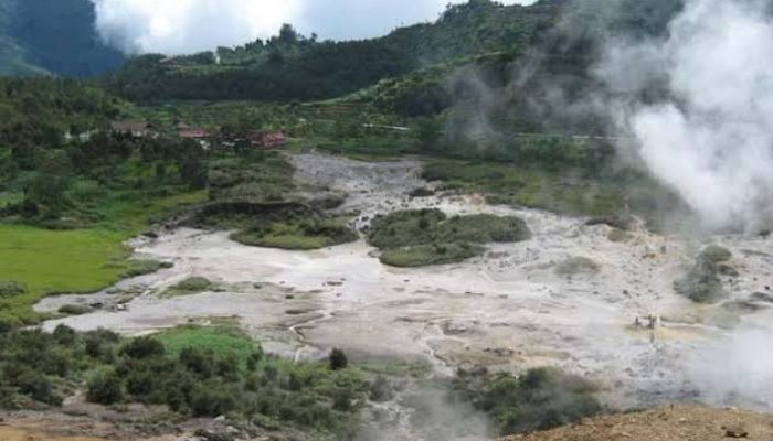 Kawah Sileri Dieng Erupsi, Lontarkan Lumpur dan Batu Hingga 400 m
