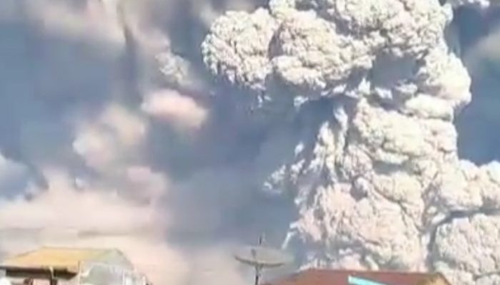Gunung Sinabung Erupsi, Masyarakat Diminta Waspada