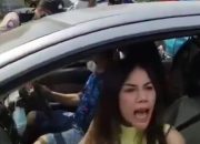 Viral! Ngaku Nenek Meninggal, Wanita Seksi Ini Ngamuk saat Diputar Balik