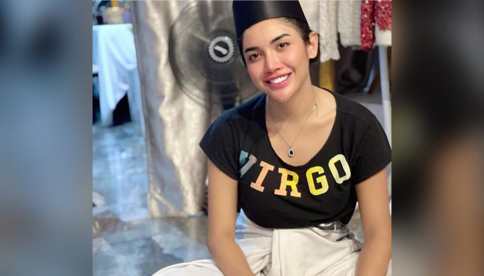 Tampil dengan Peci dan Sarung, Millen Cyrus: Aku Bangga