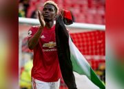 Pogba Kibarkan Bendera Palestina di Depan Ribuan Suporter MU