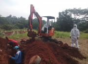Kematian Pasien Covid-19 Meningkat, TPU Tapos Gunakan Alat Berat untuk Gali Kubur