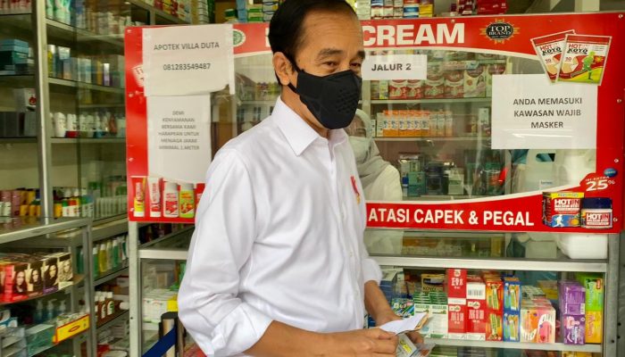 Presiden Jokowi Tinjau Langsung Ketersediaan Obat di Apotek