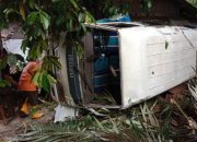 Tak Kuasai Medan, Minibus Rombongan Peziarah Terperosok ke Perkarangan Warga