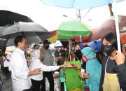 Presiden Jokowi Serahkan Bantuan Tunai bagi Pedagang di Pasar Kertek