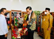 Presiden Jokowi dan Ibu Negara Beli Produk UKM Blora