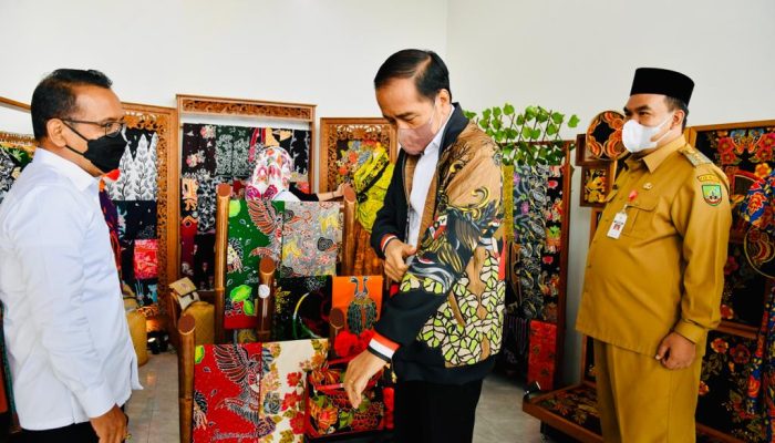 Presiden Jokowi dan Ibu Negara Beli Produk UKM Blora