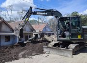 Petugas Terus Bersihkan Material Erupsi yang Menimbun Rumah Warga