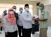 Wali Kota Depok Serahkan Bansos KDS ke Warga Cimanggis