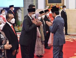 Lantik Anggota KPU dan Bawaslu, Presiden: Segera Siapkan Pemilu dan Pilkada Serentak 2024