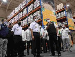 Pastikan Ketersediaan Bahan Pangan Jelang Lebaran, Anies Tinjau Pasar Induk Kramat Jati