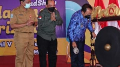 Bupati Hendy Siswanto Buka Road Show Pelayanan Perijinan Di Halaman Depan Bakorwil V Jember