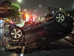Hingga Terbalik, 2 Mobil Terlibat Kecelakaan di Serpong