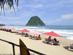 Wisata Pulau Merah Banyuwangi Alami Peningkatan Pengunjung