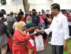 Presiden Bagikan Sembako untuk Masyarakat di Yogyakarta