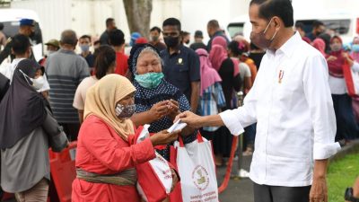 Presiden Bagikan Sembako untuk Masyarakat di Yogyakarta