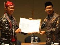 TNI AL Serahkan Surat Persetujuan Pemakaian Lahan untuk Proyek Fly Over Aloha dan Pelebaran Jalan pada Bupati Sidoarjo