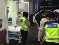 Personel Satlantas Polrestro Jakpus Evakuasi Ibu Hendak Melahirkan Dibawah Pohon