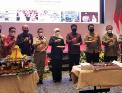 HUT Bhayangkara ke -76, Kapolda Jatim Dapat Kejutan Kue Tart dan Tumpeng dari Gubernur Jatim