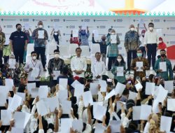 Presiden Jokowi Serahkan NIB Pelaku UMK Perseorangan