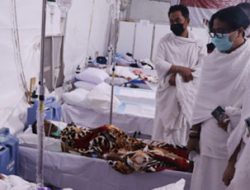 Sekjen Kemenkes Sapa Jemaah di Poskes Arafah