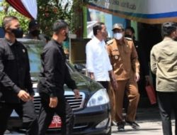 Presiden Jokowi Blusukan ke Pasar larangan Sidoarjo Bagikan Bansos