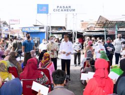 Presiden Jokowi Bagikan Bantuan Sosial di Pasar Cicaheum Bandung