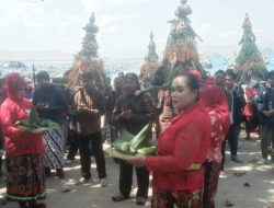 Warga Lojejer Gelar Petik Laut di Tanjung Papuma Jember