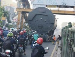 Truk Tangki Tersangkut di JPO Grand Mall Kranji Bekasi, Begini Kondisinya