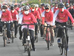 Gubernur Khofifah Bersama Danlanud Iswahyudi Gowes Bersama di Kota Madiun
