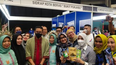 Komentar Menparekraf Saat Kunjungi Stand Pameran Kabupaten Sidrap di JCC